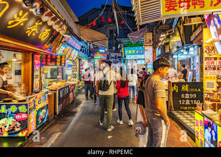 XIAMEN, Cina - 09 ottobre: Questo è il cibo street a Zeng Cuo un villaggio, un famoso mercato notturno e destinazione di viaggio su ottobre 09, 2018 a Xiamen Foto Stock