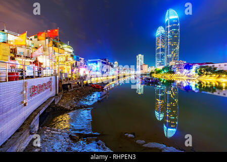 XIAMEN, Cina - 09 ottobre: questa è una vista notturna Shimao Straits Tower e il Shapowei borgo peschereccio di Ottobre 09, 2018 a Xiamen Foto Stock