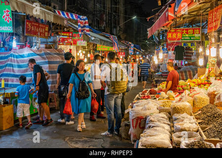 XIAMEN, Cina - 10 ottobre: Questo è il Bashi mercato di pesce di notte, un mercato popolare dove i locali vanno a comprare prodotti freschi il 10 ottobre 2018 in Xia Foto Stock