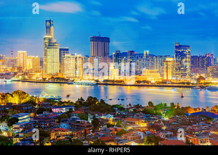 XIAMEN, Cina - 11 ottobre: questa è una vista serale della città di Xiamen skyline con Isola di Gulangyu in primo piano il 11 ottobre 2018 a Xiamen Foto Stock