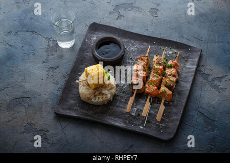 Grigliata di miso salmone con spaghetti di riso e mais, spazio di copia Foto Stock