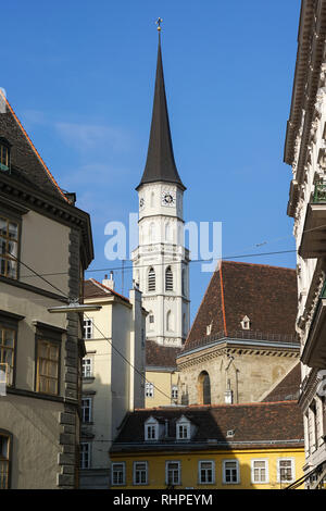Torre della chiesa di St. Michael su Michaelerplatz a Vienna, in Austria Foto Stock