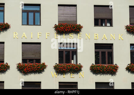 Banca Raiffeisen nell'edificio Looshaus in Michaelerplatz, Vienna, Austria Foto Stock