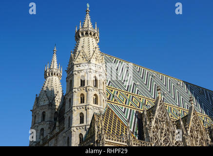 Il romanico ad ovest le torri della cattedrale di Santo Stefano a Vienna, in Austria Foto Stock