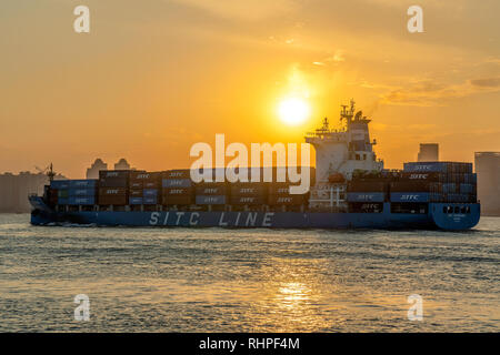 XIAMEN, Cina - 12 ottobre: si tratta di un settore industriale nave da carico il trasporto di contenitori di grandi dimensioni durante il tramonto su ottobre 12, 2018 a Xiamen Foto Stock