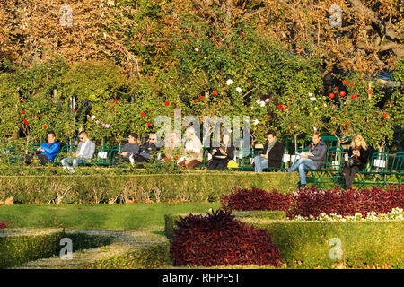 Le persone godono di sunny autunno Meteo Volksgarten Parco e giardino di Vienna in Austria Foto Stock