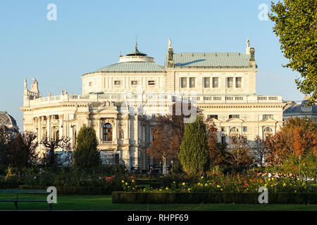 Volksgarten Parco e Giardino e Burgtheater (austriaco Teatro nazionale), Vienna, Austria Foto Stock