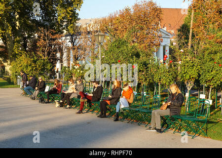 Le persone godono di sunny autunno Meteo Volksgarten Parco e giardino di Vienna in Austria Foto Stock