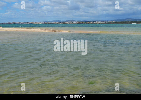 Le saline in Armona island, parte del Parco naturale di Ria Formosa nella regione dell'Algarve del Portogallo sudoccidentale Foto Stock