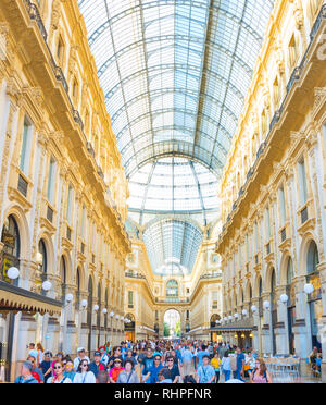 La folla di persone shopping presso la Galleria Vittorio Emanuele II, Milano, Italia Foto Stock