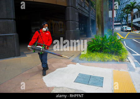 SINGAPORE - Febbraio 18, 2017: lavoratore è visto di disinfezione di un'area in prossimità di un quartiere residenziale in Singapore Foto Stock