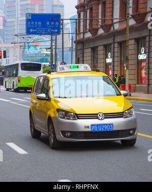 Giallo taxi sulla strada di città di Shanghai, Cina Foto Stock