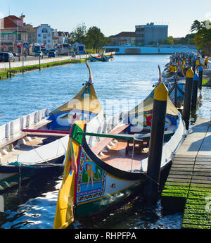 AVEIRO, Portogallo - Luglio 01, 2017: Tradizionale Moliceiro barche sul principale canale della città di Aveiro, Portogallo in un giorno di estate Foto Stock