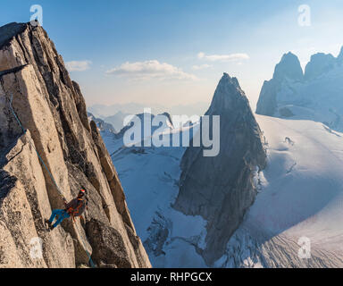 Brandon Principe discende un percorso chiamato naviga fino nominale di 5,9 sulla guglia Snowpatch nel Bugaboos Foto Stock