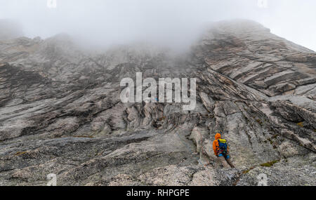 Brandon Prince e Nic Houser su un percorso chiamato naviga fino nominale di 5,9 sulla guglia Snowpatch nel Bugaboos Foto Stock