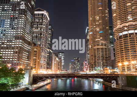Downtown Chicago skyline della città lungo il fiume Chicago di notte Foto Stock