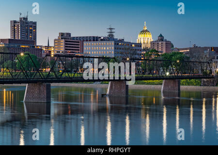 Harrisburg, Pennsylvania lo skyline di notte dal mercato Street bridge con lo State Capitol cupola in background. Foto Stock