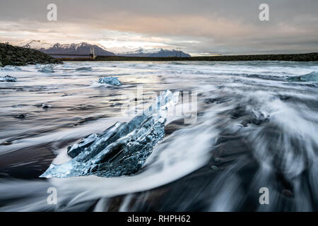 La incredibilmente bella spiaggia di diamante. Trova il da Jökulsárlón laguna glaciale nel sud-est dell'Islanda. Blocchi di iceberg lavare fino su questa lava nera Foto Stock