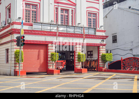 Stazione dei vigili del fuoco e camion dei pompieri in Malaysia, Penang Island Foto Stock