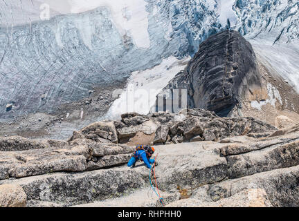 Brandon Prince e Nic Houser su un percorso chiamato naviga fino nominale di 5,9 sulla guglia Snowpatch nel Bugaboos Foto Stock