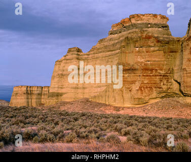 Stati Uniti d'America, Oregon, Malheur County, nuvole al tramonto su formazione di fossile-argilla chiamati i pilastri di Roma e sagebrush circostante pianura. Foto Stock