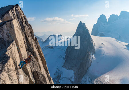 Brandon Principe discende un percorso chiamato naviga fino nominale di 5,9 sulla guglia Snowpatch nel Bugaboos Foto Stock