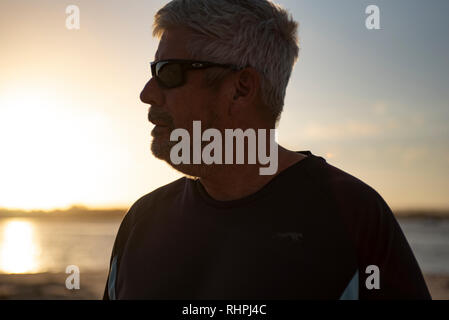 L uomo dal fiume Richmond al tramonto, Sud Ballina, Nuovo Galles del Sud, Australia Foto Stock