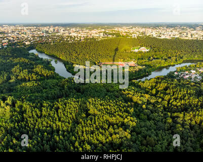 Vilnius TV Tower casting lunga ombra su parchi e foreste nei dintorni di Vilnius, Lituania. Sunny serata d'estate. Foto Stock