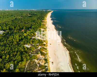 Vista aerea del Mar Baltico mare vicino alla città di Klaipeda, Lituania. Bella del mare sulla costa soleggiata giornata estiva. Foto Stock