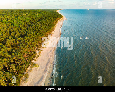 Vista aerea del Mar Baltico mare vicino alla città di Klaipeda, Lituania. Bella del mare sulla costa soleggiata giornata estiva. Foto Stock