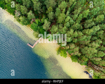 Antenna vista dall'alto del lago di Gela costa con alberi caduti, riflettendo le nuvole e la foresta vicino la città di Vilnius, Lituania Foto Stock