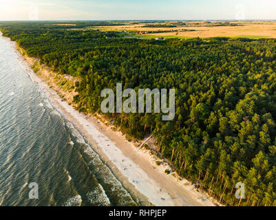 Vista aerea del Mar Baltico mare vicino alla città di Klaipeda, Lituania. Bella del mare sulla costa soleggiata giornata estiva. Foto Stock