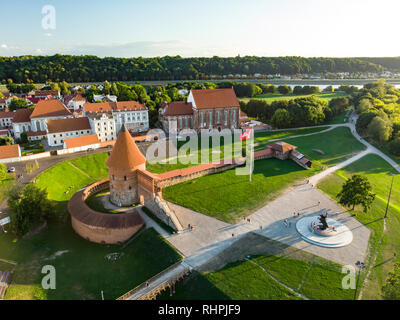 Veduta aerea del castello di Kaunas, originariamente costruito durante la metà del XIV secolo, situato a Kaunas, Lituania Foto Stock