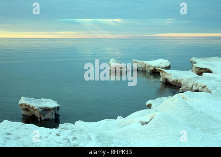 Formazioni di ghiaccio con lago ghiacciato Foto Stock