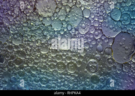 Divertiti con la fotografia macro di olio e acqua Foto Stock
