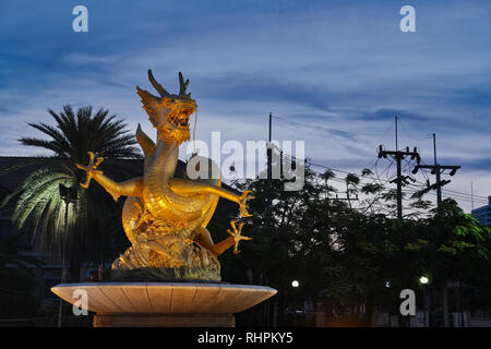 L' Hai Leng Ongs statua o Golden Dragon monumento nella città di Phuket, Phuket, Thailandia, appena dopo il tramonto Foto Stock