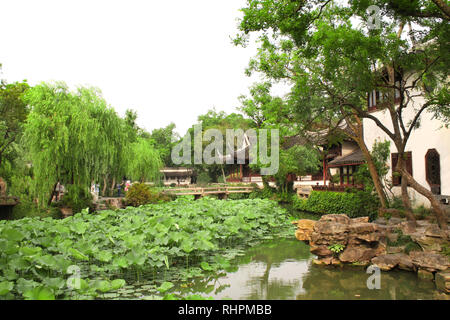 Pavilion, stagno con lotuses e ponte in umile Administrator's Garden a Suzhou, Cina. Giorno di estate Foto Stock