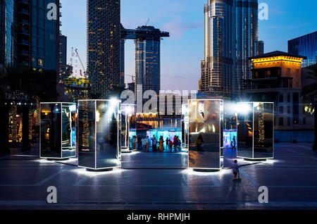 Dubai, Emirati Arabi Uniti - 31 Gennaio 2018: specchio di filatura e la luce installazione d arte in Burj plaza di Downtown Dubai nuova attrazione turistica con Foto Stock