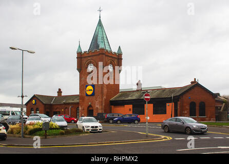 24 dicembre 2018 la vecchia Victorian Belfast e contea di Down stazione ferroviaria, BCDR edificio ora utilizzato come un supermercato LIDL in Newcastle contea di Down Foto Stock