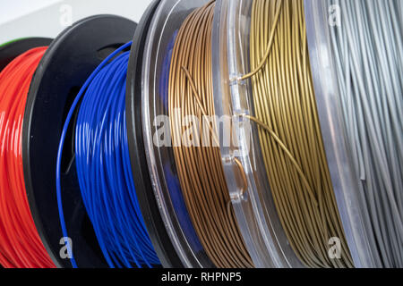 In plastica di colore PLA PETG e il filamento di ABS per la stampa su una stampante 3D Foto Stock