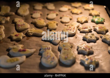 Vassoio da forno con deliziosi biscotti in forno Foto Stock