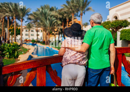 Coppia senior a rilassarci in piscina sul territorio di hotel. Le persone che si godono la vacanza. Il giorno di San Valentino Foto Stock