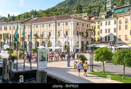 SALO, Italia - Settembre 2018: persone in coda per un traghetto sul lago di Salo sul Lago di Garda. Foto Stock