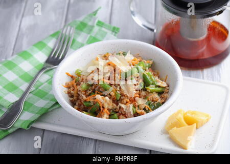 grechetto vegano, nuovo piatto di cucina russa con carote, fagioli di asparagi e parmigiano. Pasto rustico estivo russo Foto Stock