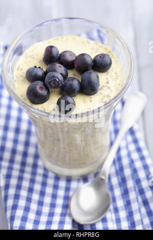 Semi di Chia pudding con mirtilli. Messa a fuoco selettiva su bacche Foto Stock