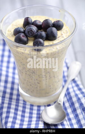 Semi di Chia pudding con mirtilli. Messa a fuoco selettiva su bacche Foto Stock