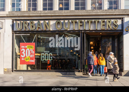 Shoppers immettere un Urban Outfitters store facciata anteriore nella barra sopra Southampton precinct, England, Regno Unito Foto Stock