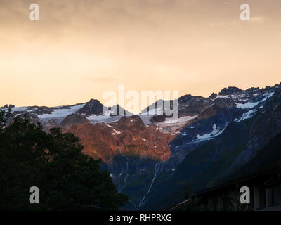 Engelberg, Svizzera - 29 luglio 2017: panorama di montagna nella luce del tramonto Foto Stock