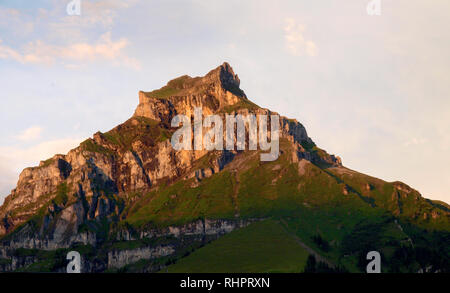 Engelberg, Svizzera - 29 luglio 2017: panorama di montagna nella luce del tramonto Foto Stock