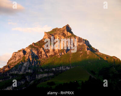 Engelberg, Svizzera - 29 luglio 2017: panorama di montagna nella luce del tramonto Foto Stock